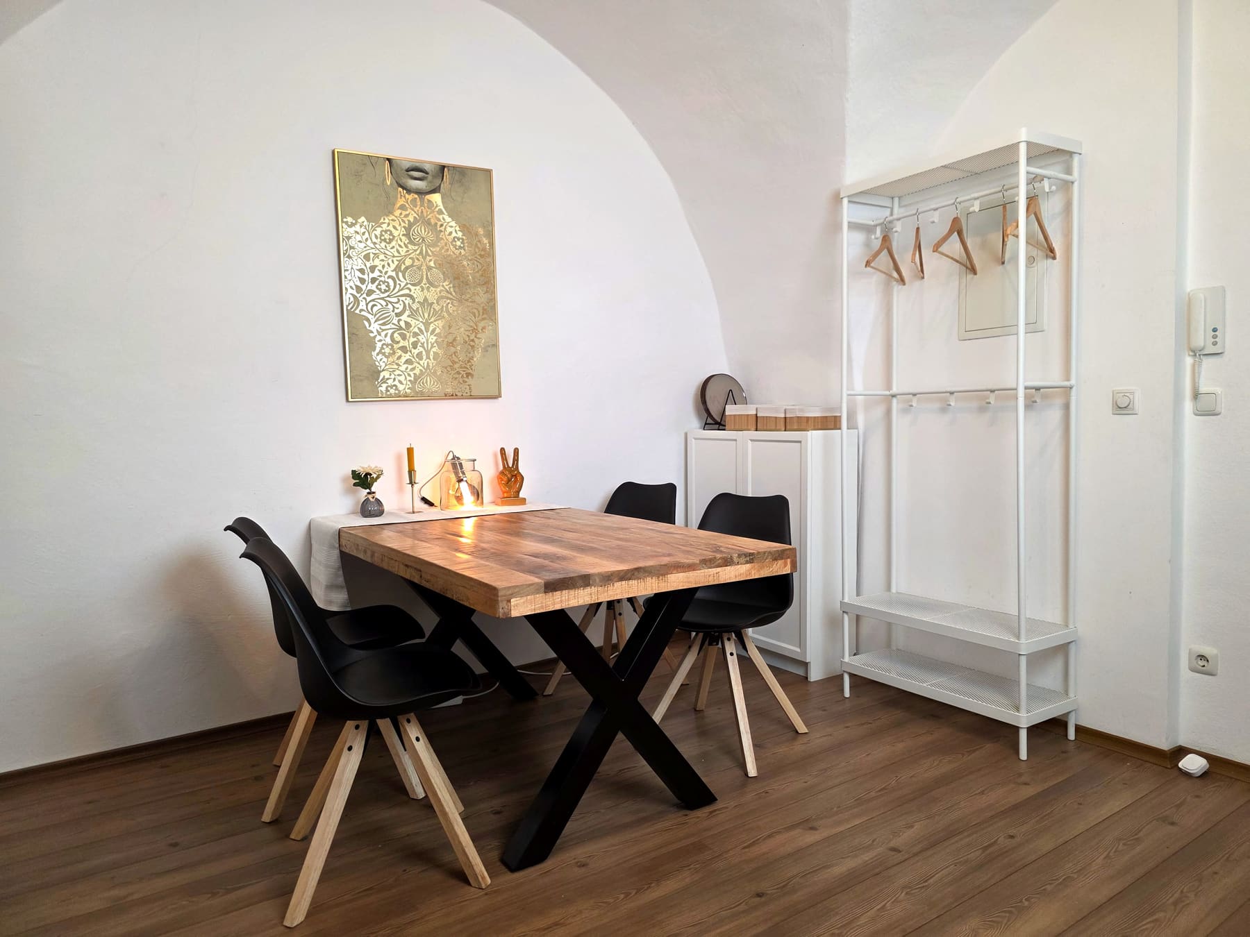 Dining corner under the vaulted ceiling