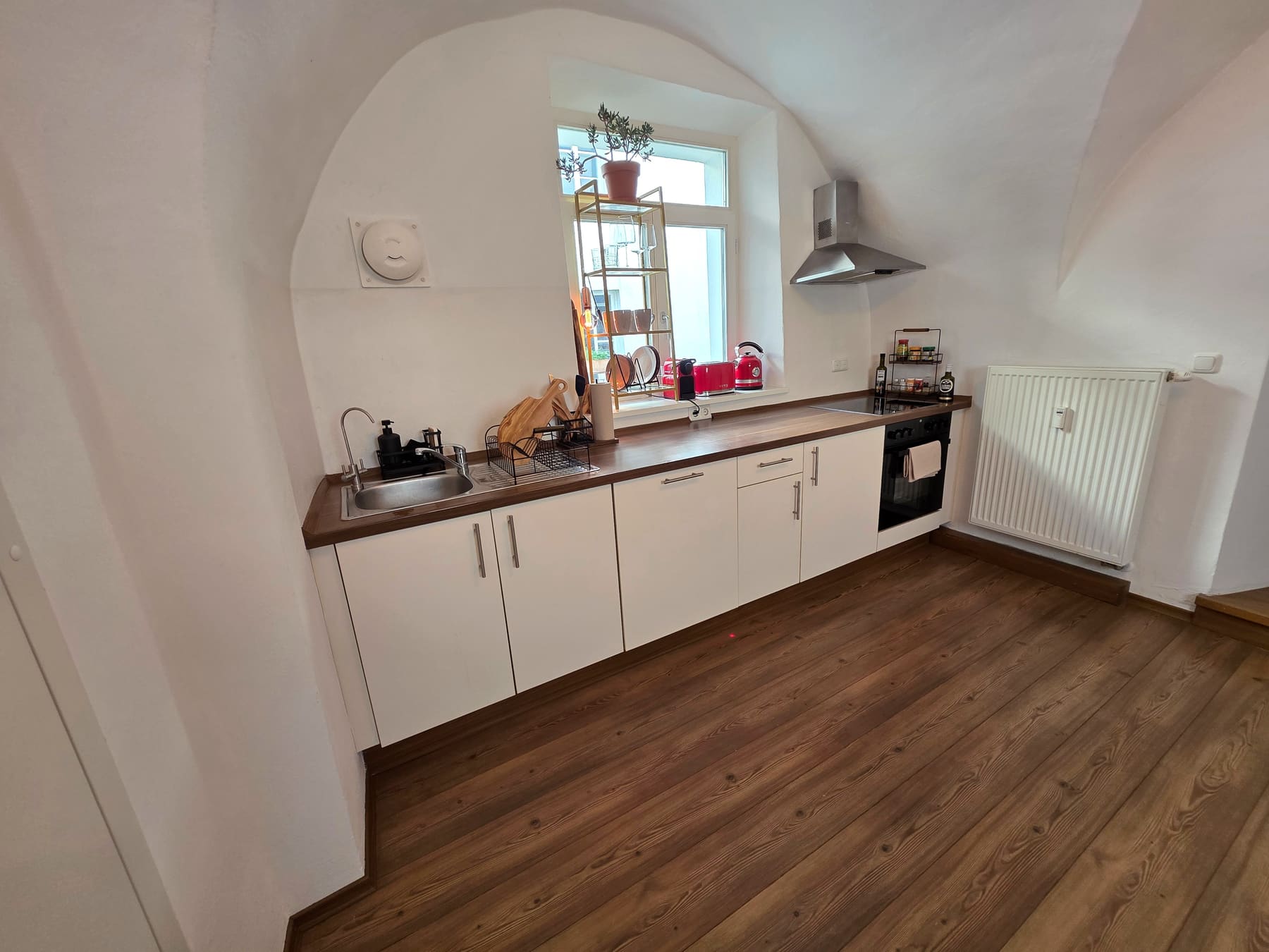 The kitchen along the vaulted wall
